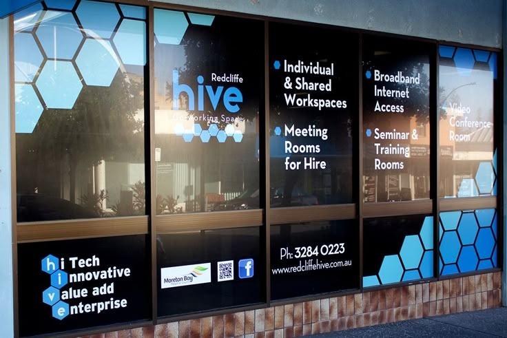 Adhésifs de vitrine avec motifs hexagonaux et informations commerciales
