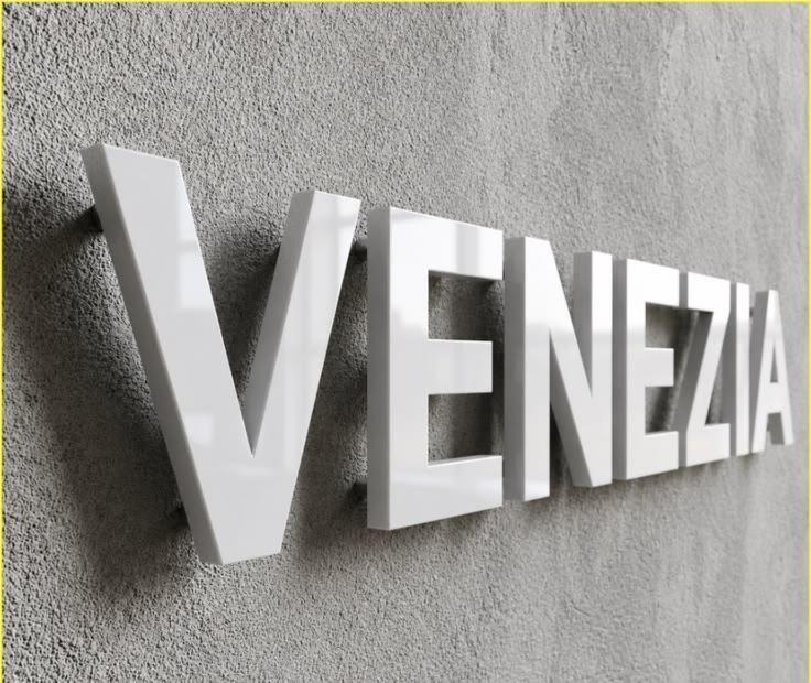 Lettres 3D VENEZIA sur une façade texturée