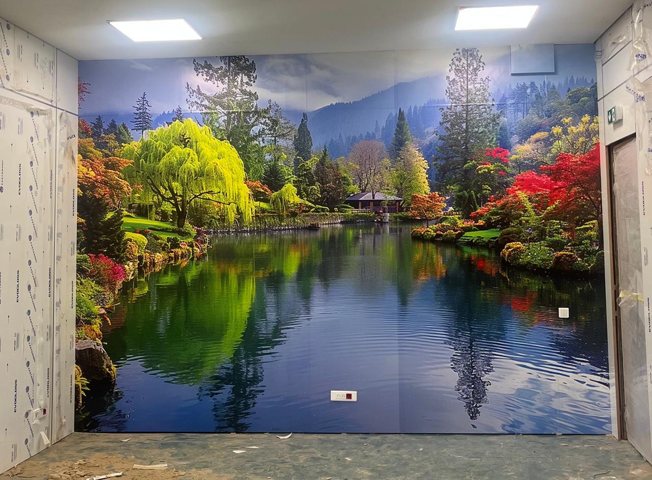 Décor mural imprimé représentant un jardin et un étang entouré de montagnes