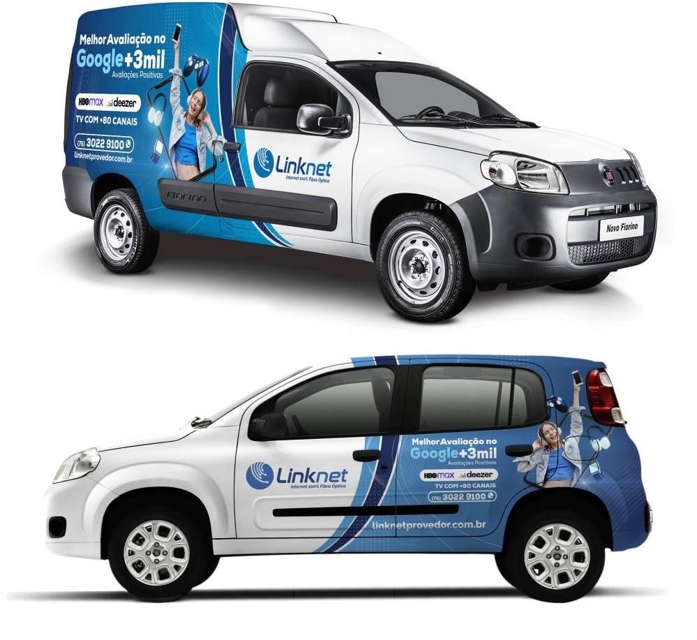 Voiture et utilitaire avec habillage publicitaire bleu et blanc