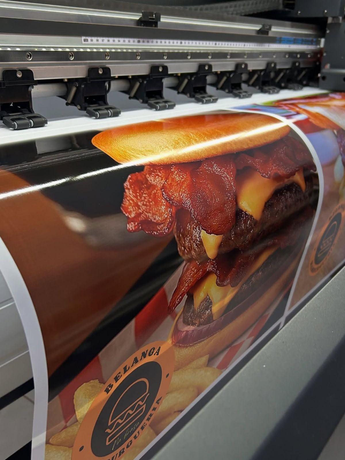Impression d’un visuel alimentaire sur rouleau de vinyle