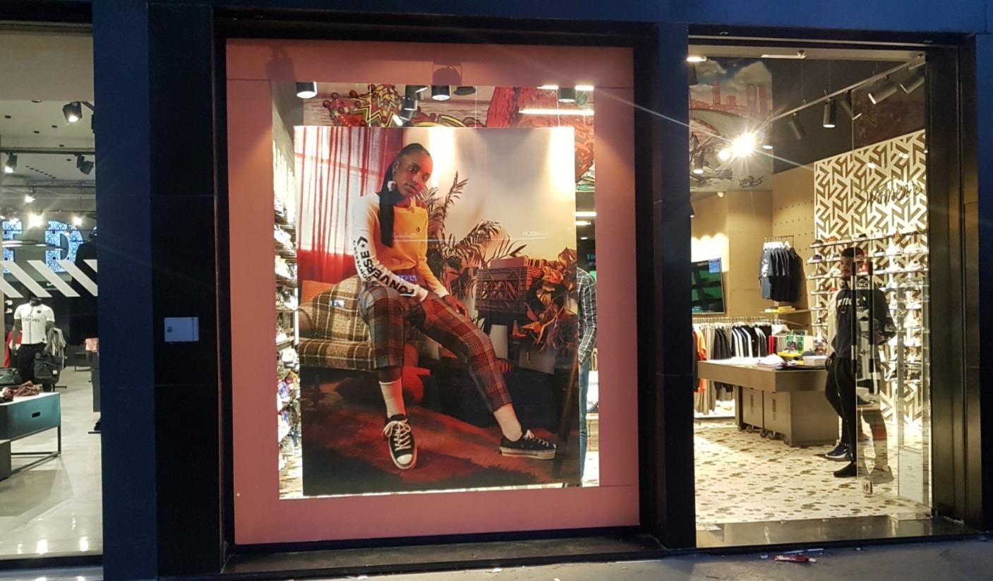 Visuel de mode grand format dans une vitrine de boutique