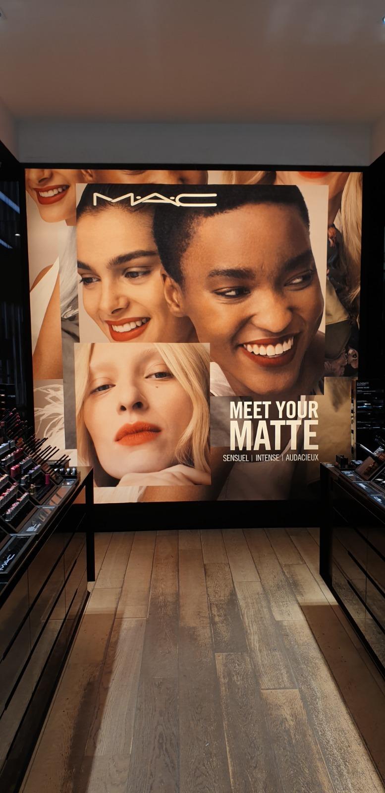 Affichage cosmétique grand format dans un point de vente
