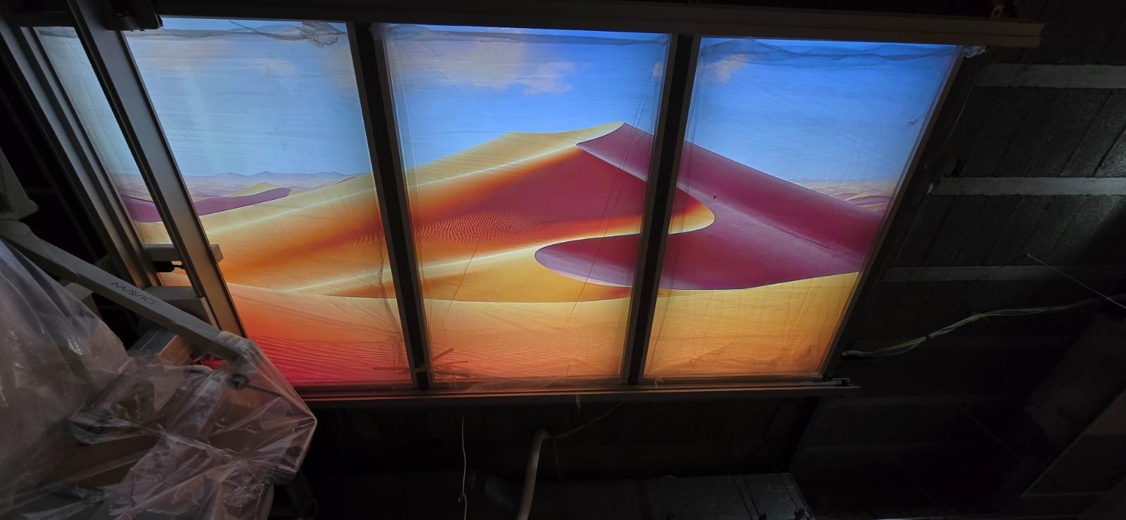 Faux ciel lumineux avec un coucher de soleil orange et violet