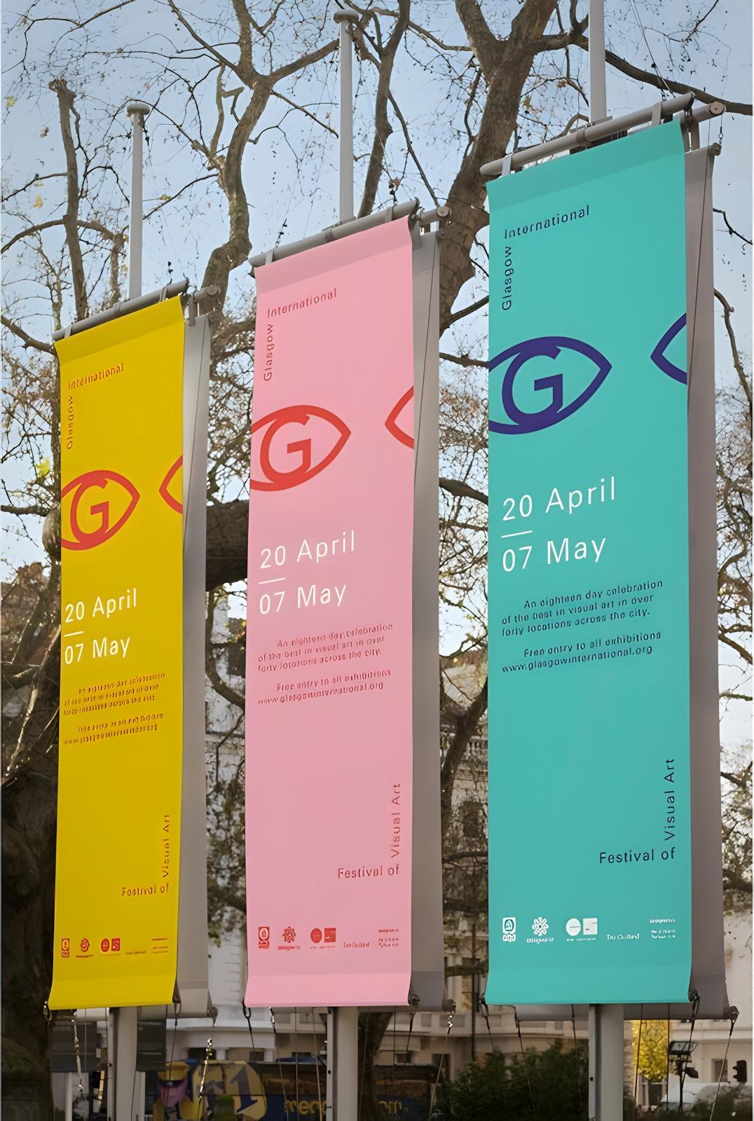 Kakémonos colorés suspendus en extérieur