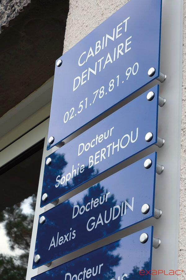 Plaque de signalétique intérieure fixée avec entretoises