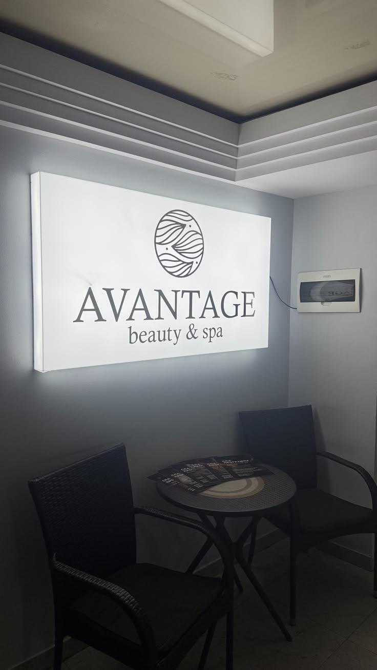 Enseigne lumineuse AVANTAGE sur un mur intérieur