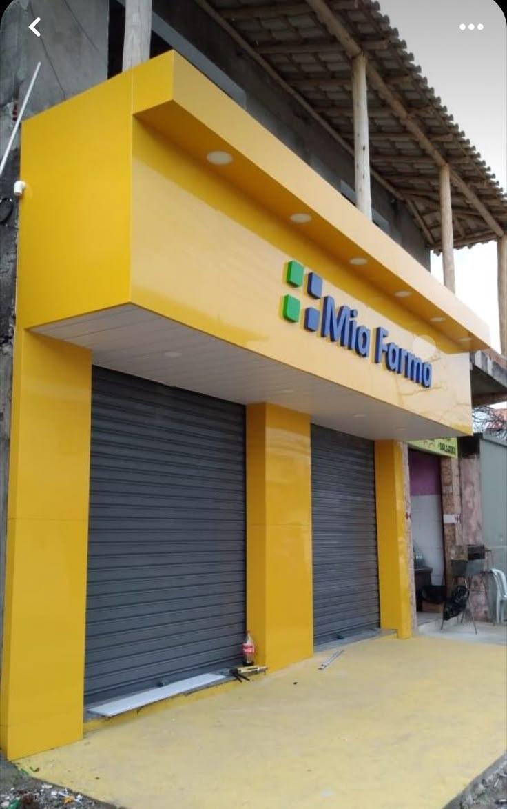 Façade commerciale habillée en jaune et gris