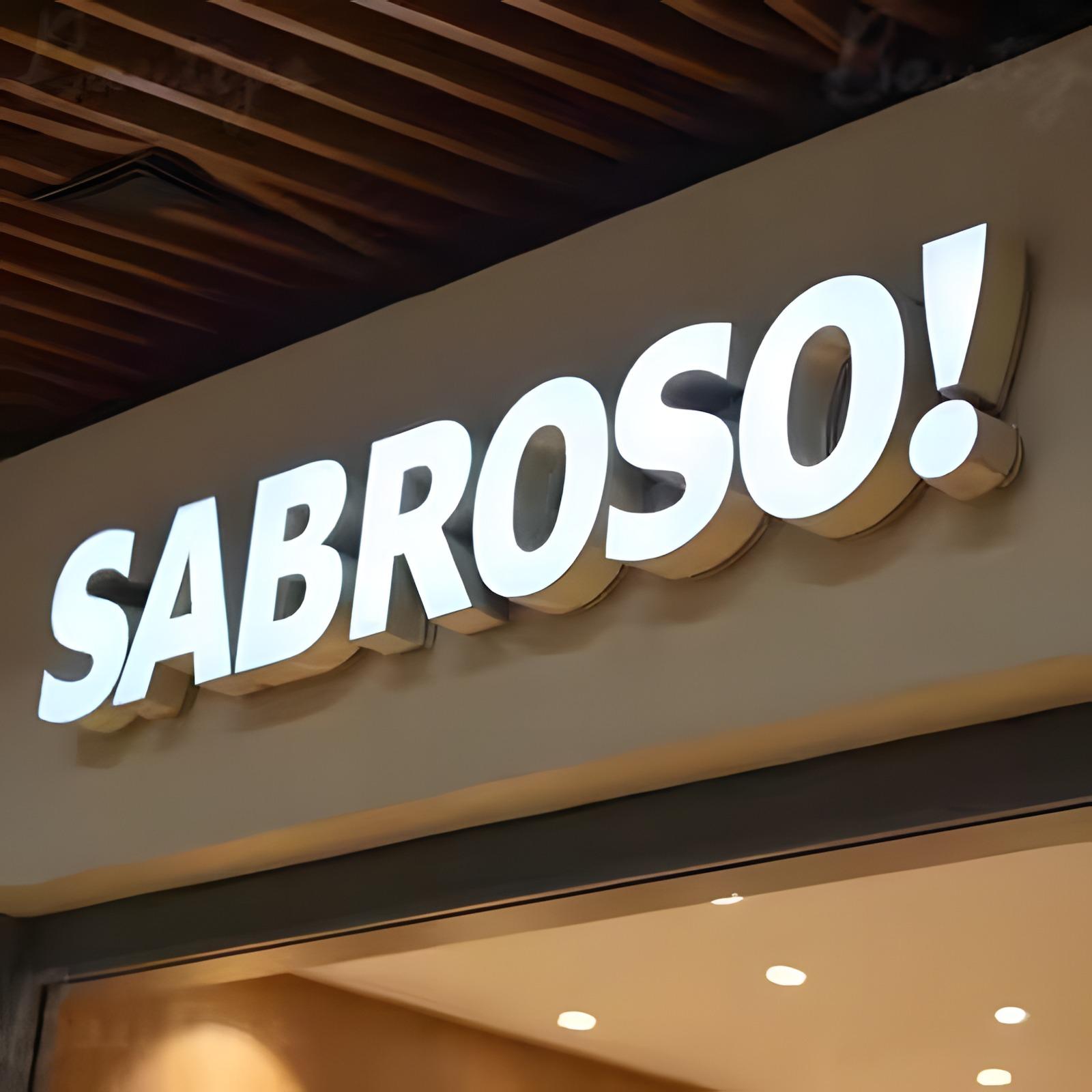 Enseigne SABROSO en lettres en relief au-dessus d’une entrée