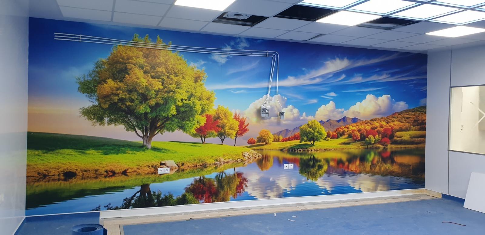 Habillage mural panoramique représentant des arbres colorés au bord d’un lac