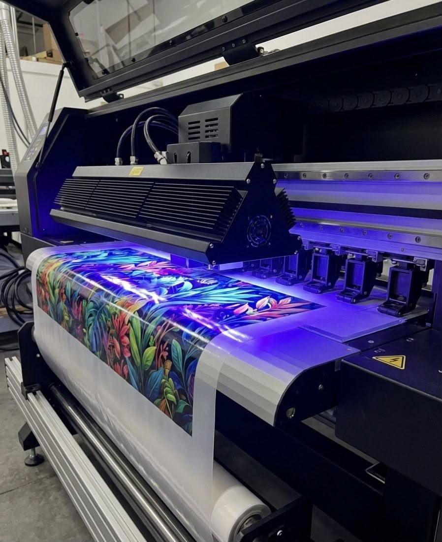 Imprimante UV en cours d’impression sur vinyle sous lumière violette