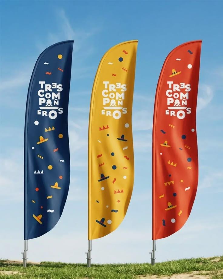 Trois flags publicitaires bleus, jaunes et rouges