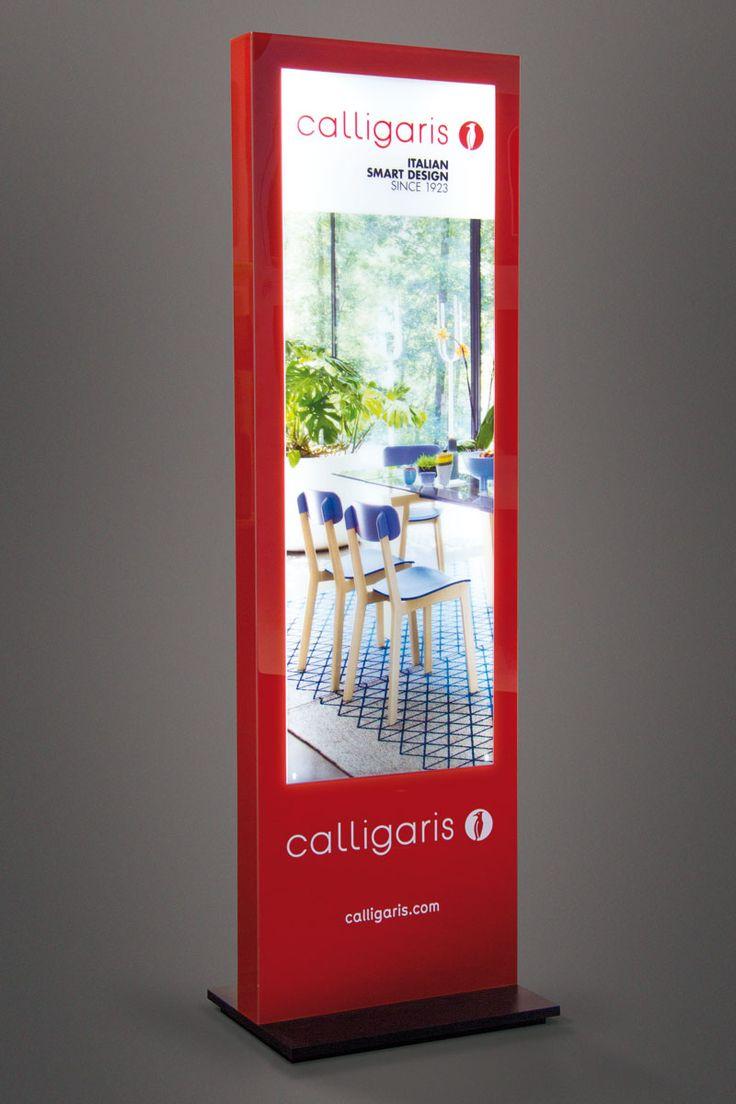 Totem rouge avec affiche publicitaire éclairée