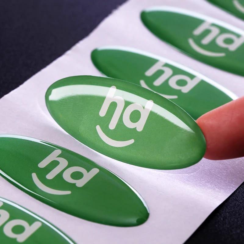 Stickers verts en résine en cours de décollement de leur support